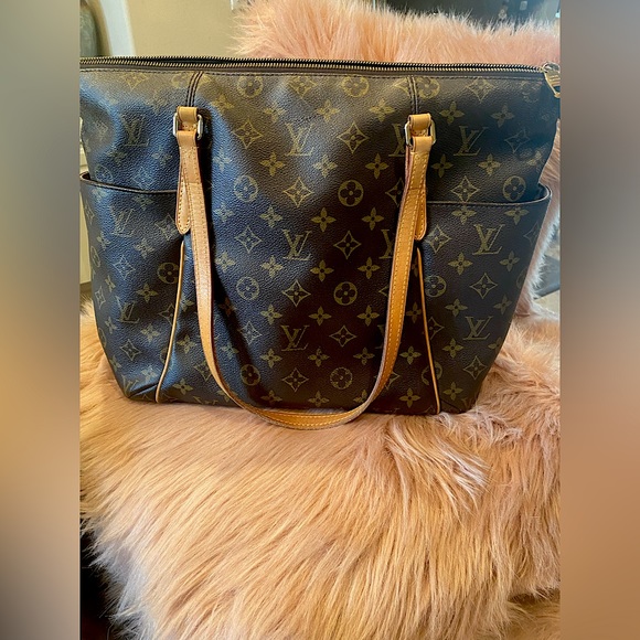 Louis Vuitton Bags Louis Vuitton Monogram Canvas Totally Mm Great